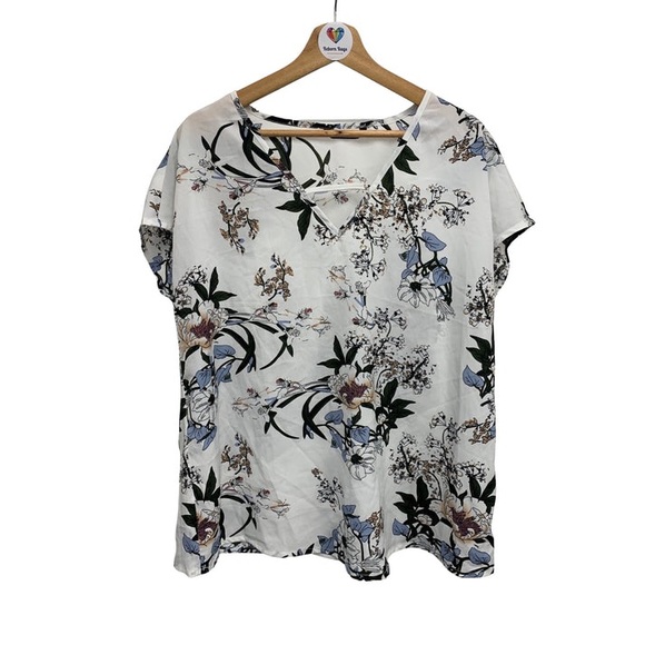 SHEIN Tops - SHEIN White Floral V-neck Top Size XL-NWOT